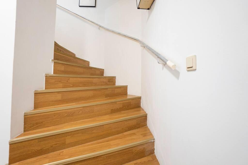 Stylish 2 Floor Penthouse • 15 Min To City Center เวียนนา ภายนอก รูปภาพ